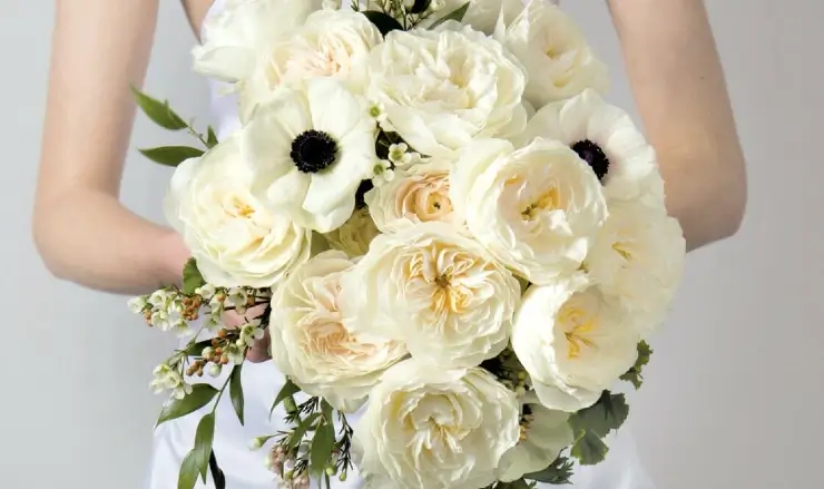 garden rose wedding arrangement with white cloud roses